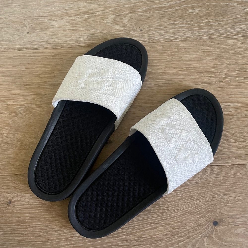 BRAND NEW Men APL Slippers